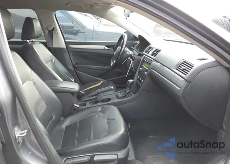 2015 Volkswagen Passat 1.8T Wolfsburg Edition z USA, uszkodzony, nr VIN 1VWAT7A38FC036942